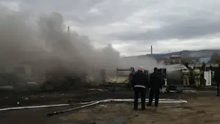 В Красноярске на территории автотранспортного предприятия загорелись автобусы