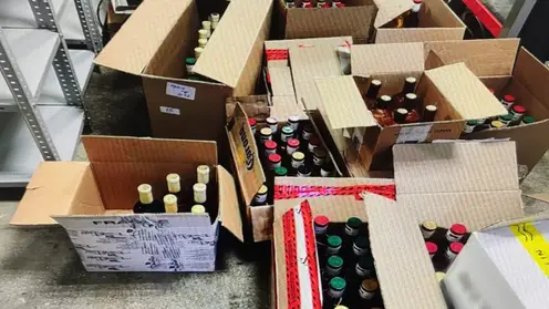 В Железногорске у семейной пары изъяли более 1 000 литров контрафактного алкоголя