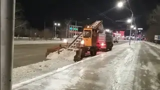 В Барнауле рабочие за ночь вывезли с дорог 519 кубометров снега