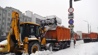 Ночью с красноярских дорог убирали снег 110 единиц техники