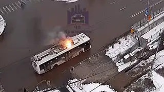 В центре Красноярска прямо на ходу загорелся троллейбус с пассажирами