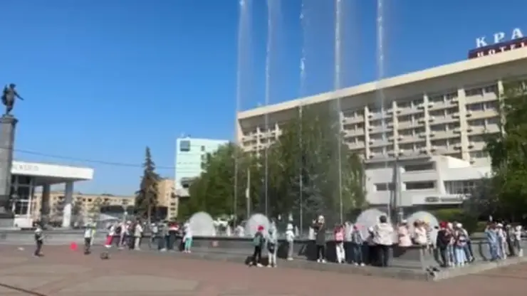 В Красноярске фонтан на Театральной площади работает в праздничном режиме