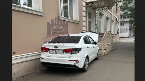 В Красноярске автоледи врезалась в припаркованные автомобили и в дом