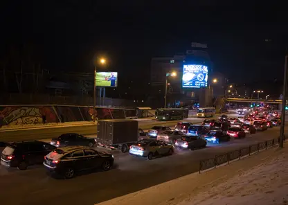 Красноярск встал в 7-балльные пробки и дороги на картах стали бордовыми