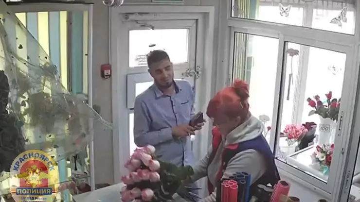 В Красноярске ищут мужчину, укравшего букет роз из цветочного магазина