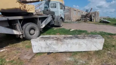 В Омской области на рабочего упал бетонный блок