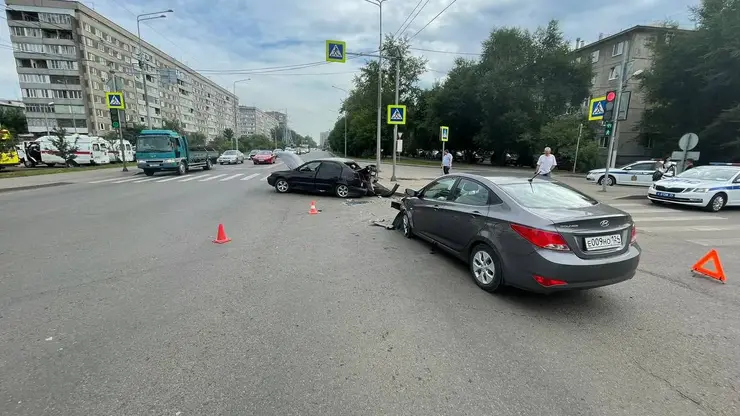 В Красноярске на ул. Павлова произошло ДТП с тремя автомобилями