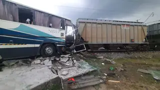 При столкновении грузового поезда с автобусом в Алтайском крае погиб человек