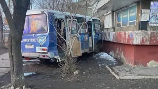 В Иркутске автобус после столкновения с пожарным автомобилем врезался в дом