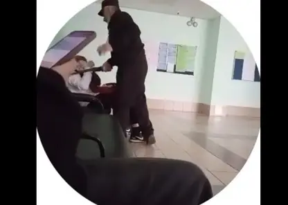 В Красноярске охранник гимназии №9 ударил школьника дубинкой