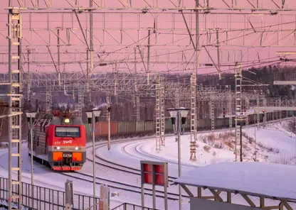 Локомотивная бригада Красноярской железной дороги спасла жизнь женщине