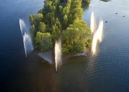 В Красноярске запустили речные фонтаны на Енисее благодаря теплой погоде