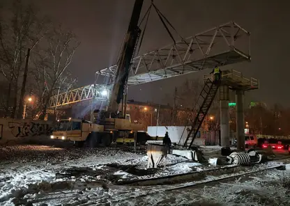 В Красноярске на ул. Семафорной установили ещё один пролёт пешеходного моста