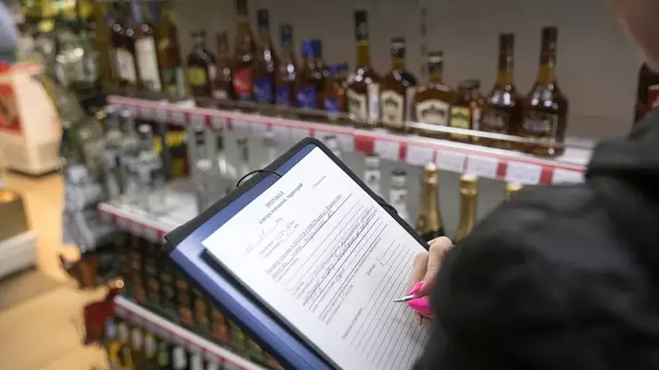 Свыше 250 литров контрафактного алкоголя изъяли в одной из торговых точек Приморья