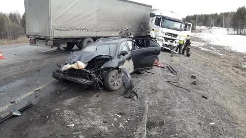 В Уярском районе 39-летняя автоледи столкнулась с КамАЗом и погибла
