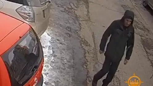 В Красноярске неизвестный мужчина украл пенал и телефон из рюкзака школьника