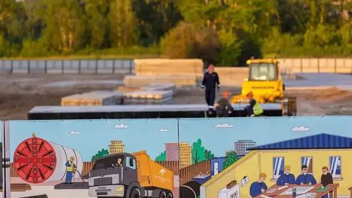 Яркими баннерами украсили забор городка метростроителей в красноярских Солонцах