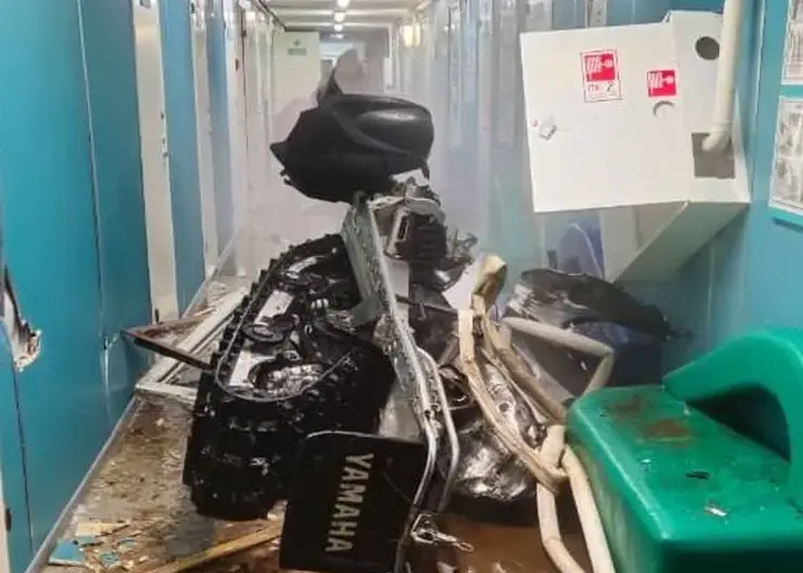 22-летний водитель снегохода пробил стену больницы и погиб на севере Красноярского края