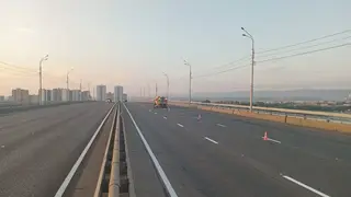 В Красноярске на Октябрьском мосту начали наносить дорожную разметку