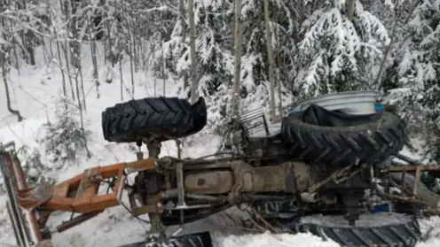 В Томской области иномарка на трассе столкнулась с трактором