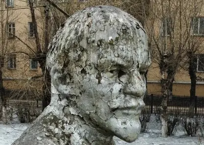 Жители Бурятии обсуждают «криповые» памятники Ленину и Пушкину