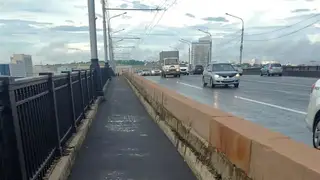 На Коммунальном мосту в Красноярске сделали пешеходную дорожку с одной стороны