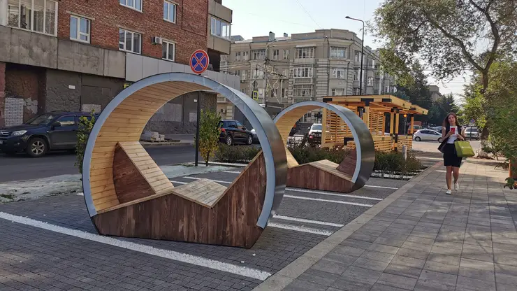 Новая уличная мебель появилась на улице Красной Армии в Красноярске