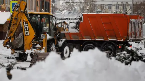 В Красноярске после праздничных выходных на борьбу со снегом вышло более 120 спецмашин