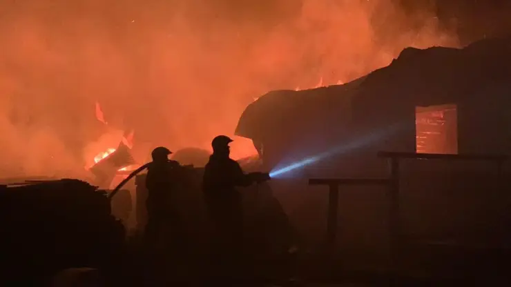 В Канском районе загорелось здание на территории деревообрабатывающего предприятия