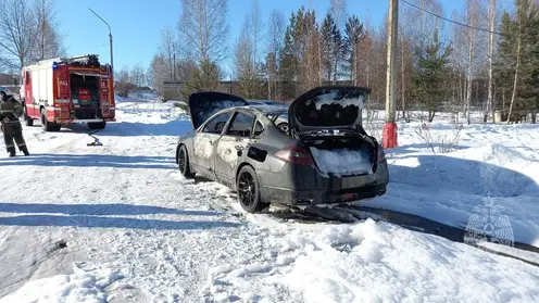 В посёлке Красноярского края загорелся автомобиль