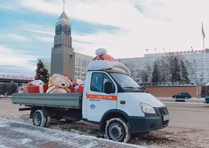 По улицам Красноярска ездит ГАЗель с полным кузовом подарков