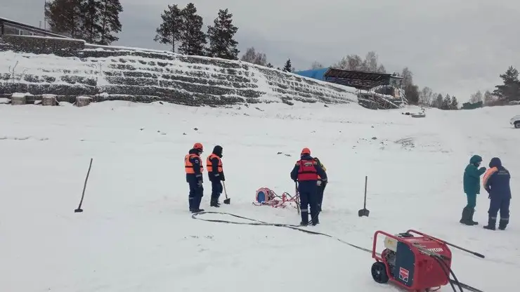 На Красноярском водохранилище спасатели проделали ледовую траншею для безопасности автомобилистов