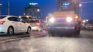 Красноярские дорожники поделились снимками с ночного ремонта на Коммунальном мосту