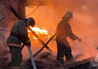 В Канске загорелось нежилое здание на площади 3 500 кв. м