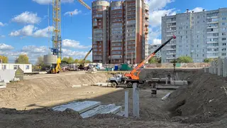 В Красноярске строители начали забивать сваи для будущего детсада на улице Крайней