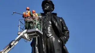 В Красноярске помыли памятник Ленину