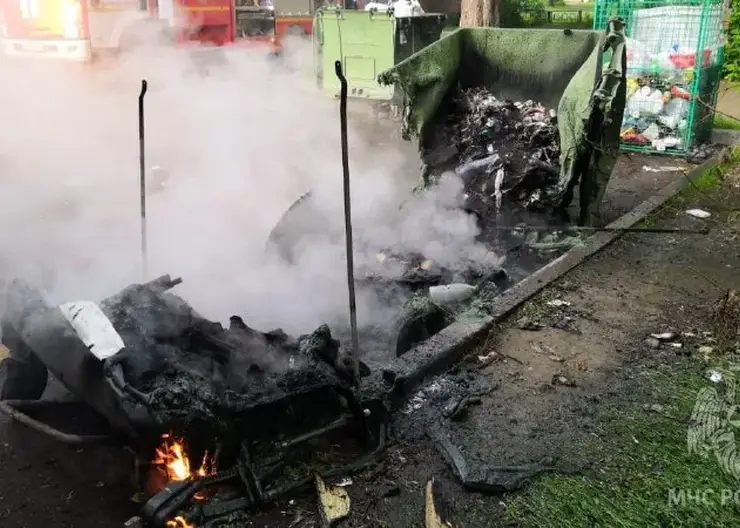 В Железногорске неизвестный устроил пожар, бросив непотушенную сигарету в мусорный контейнер