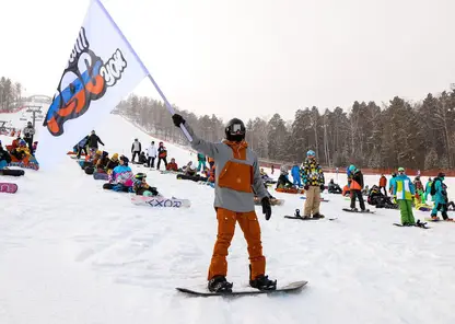 В Красноярске в «Бобровом логу» состоялся массовый спуск сноубордистов в поддержку российских олимпийцев