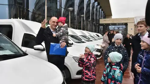 В Новосибирской области 25 многодетным семьям подарили новые автомобили