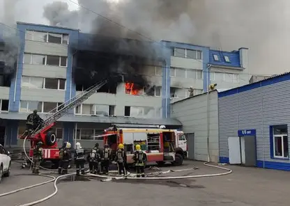 Красноярские пожарные только ночью ликвидировали пожар на Свердловской