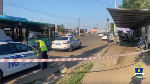 В Улан-Удэ водитель джипа сбил людей на остановке и скрылся с места аварии