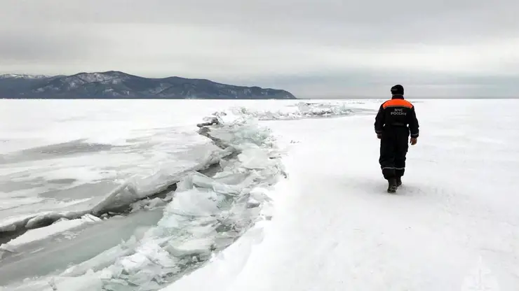 Автомобиль на Байкале провалился под лёд в трех километрах от берега
