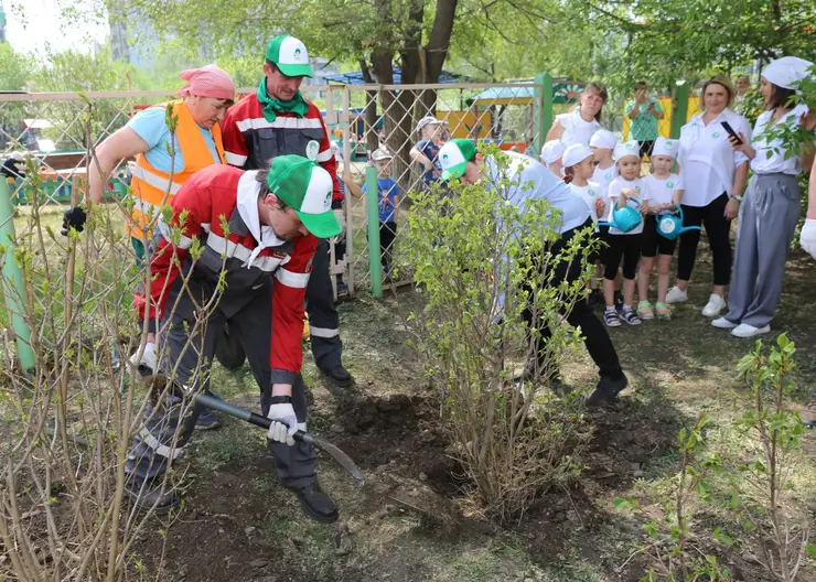 РУСАЛ организовал в Красноярске экоакцию по высадке деревьев «Зелёная волна»
