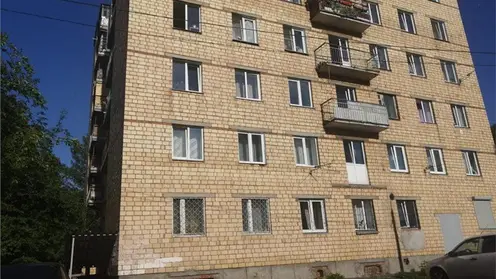 В Красноярске шестилетний ребёнок выпал с четвёртого этажа общежития в переулке Медицинский