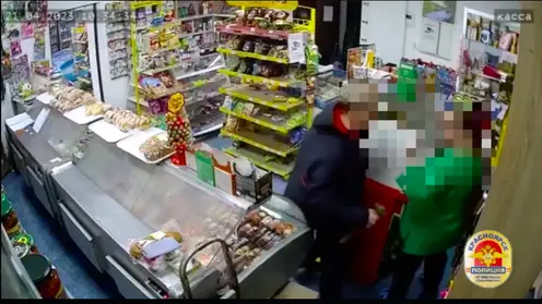 Житель Красноярска угрожал продавщице молотком
