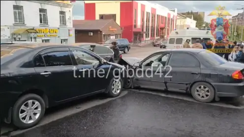 6 человек пострадали в результате столкновения трех машин в Кемеровской области