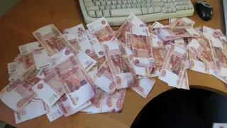 Жительница Канска похитила и подменила на билеты «Банка приколов» 570 тыс. рублей у 91-летнего пенсионера