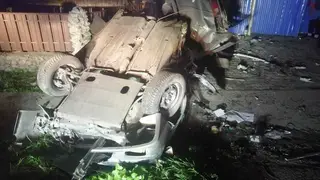 В Уяре автомобиль разорвало на две части после столкновения с бетонной опорой ЛЭП