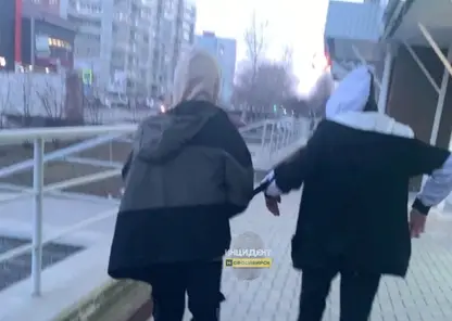 Подростки из Новосибирска на улице пытались поджечь девушку и ее брата