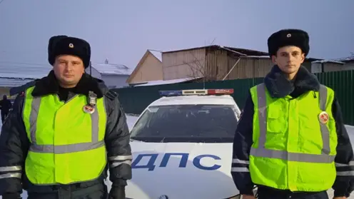 В Красноярском крае инспекторы ДПС спасли пассажиров рейсового автобуса